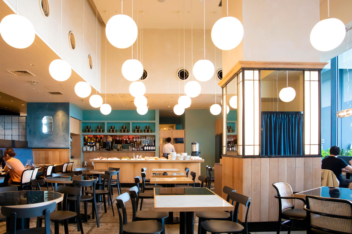 〈THE THEATRE TABLE〉の店内