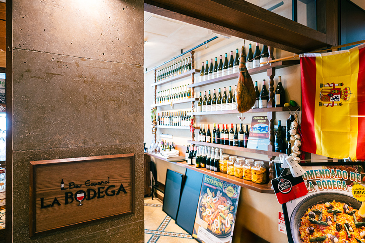 渋谷ヒカリエの〈Bar Español LA BODEGA〉の外観