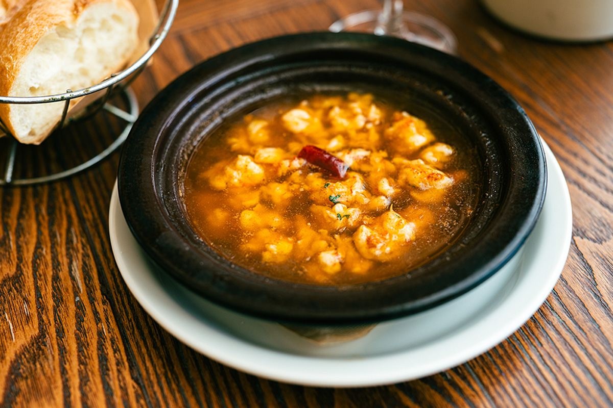 渋谷ヒカリエの〈Bar Español LA BODEGA〉の「海老のアヒージョ」