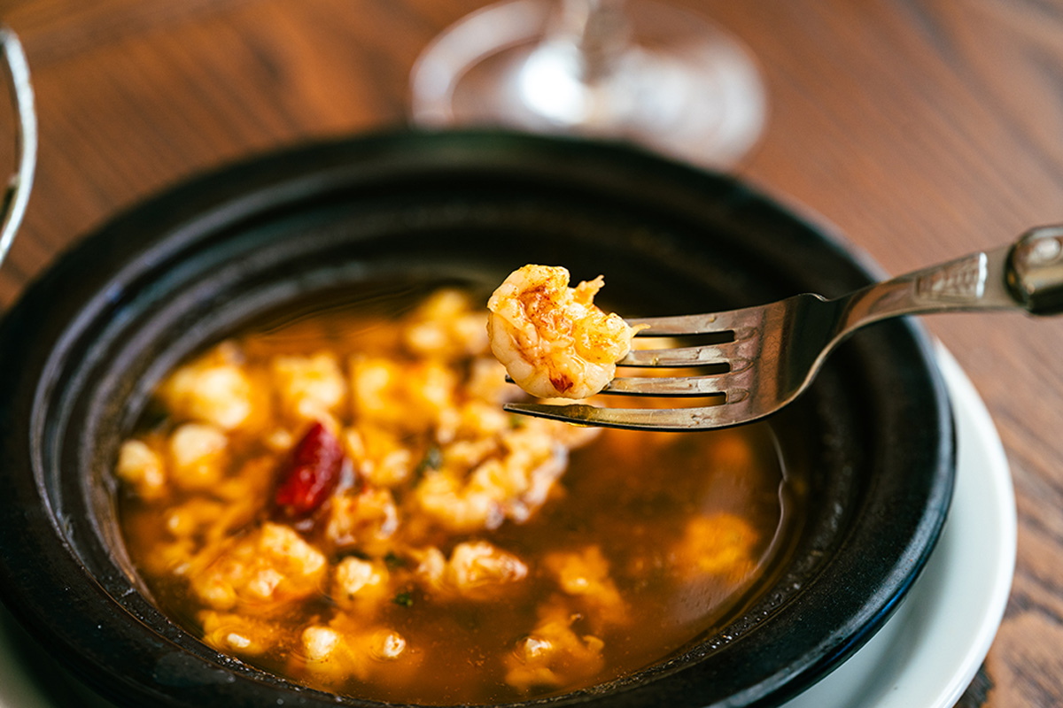 渋谷ヒカリエの〈Bar Español LA BODEGA〉の「海老のアヒージョ」