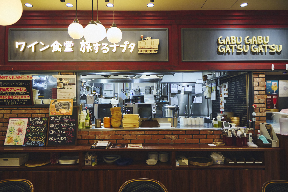 渋谷ヒカリエの〈ワイン食堂　旅する子ブタ〉