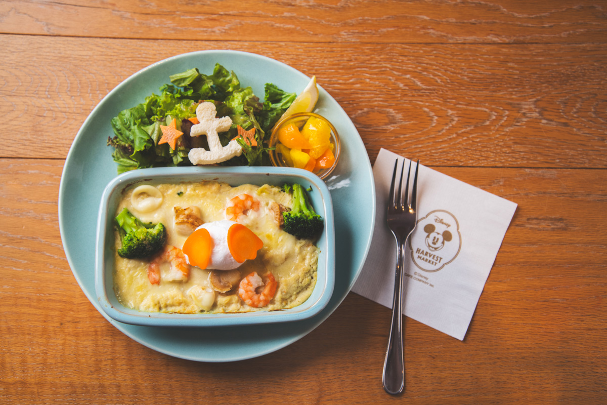 渋谷ヒカリエの〈Disney HARVEST MARKET By CAFE COMPANY〉の「あつあつ！クリームシーフードドリアと真っ白ポーチドエッグ」