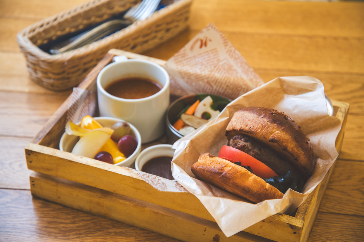渋谷ヒカリエの〈果実園リーベル〉の「牛肉100％のジューシーハンバーガー」