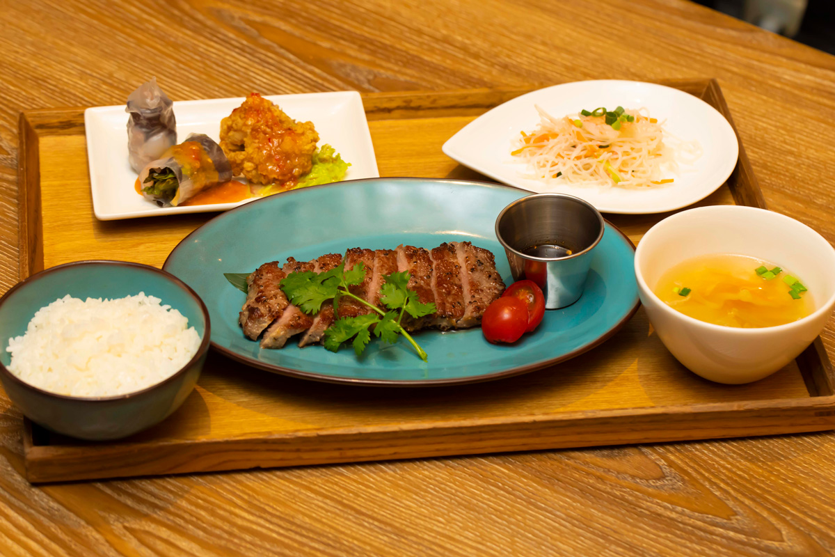 〈アジアンダイニング PRIMO〉の「サーロインステーキセット」