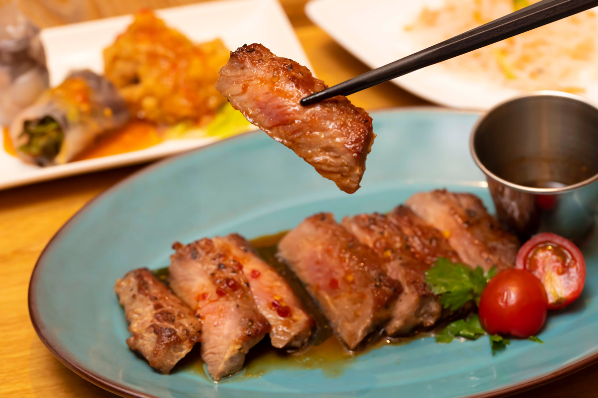 〈アジアンダイニング PRIMO〉の「サーロインステーキセット」