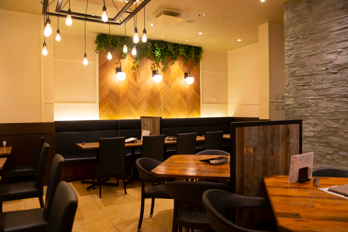 〈アジアンダイニング PRIMO〉の店内