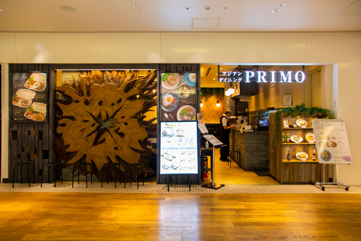 〈アジアンダイニング PRIMO〉の店内