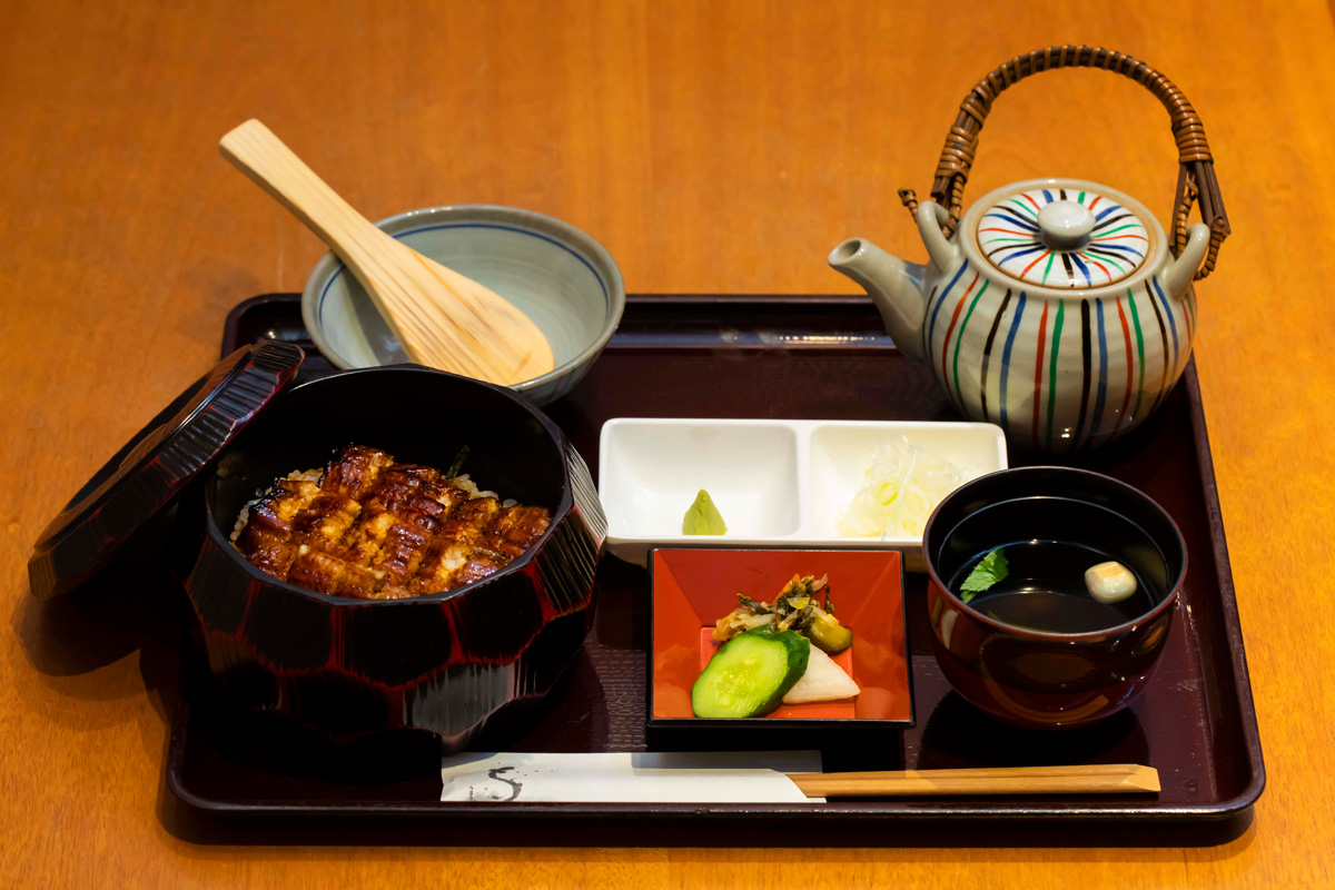 〈うなぎ 徳〉の「名物お櫃うなぎ茶漬け」