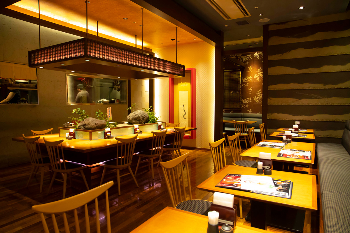 〈うなぎ 徳〉の店内