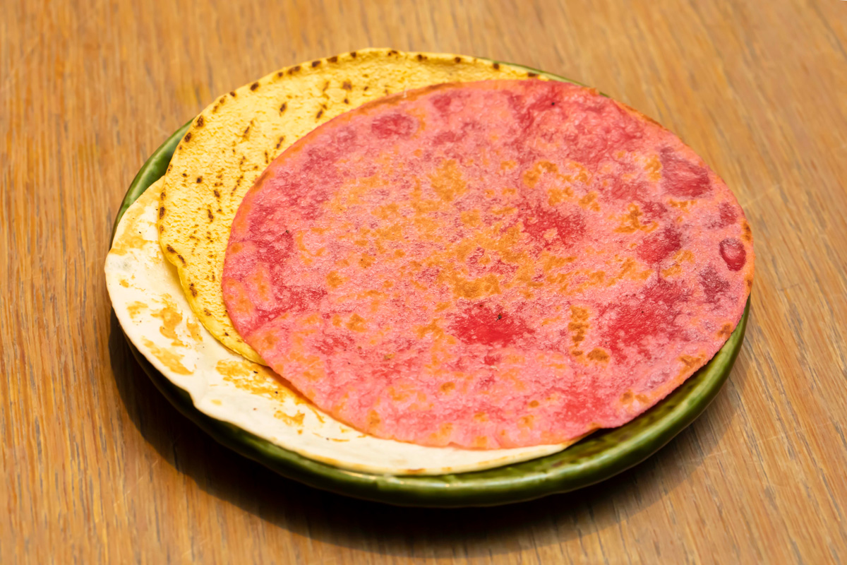 ビーツ・トウモロコシ・小麦粉で作った3種のトルティーヤ