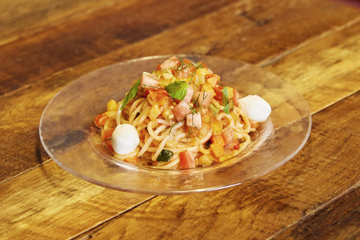 夏野菜の冷製トマトソースパスタ ＜Cafe＆Grill SIZZLe GAZZLe＞（渋谷ヒカリエ7階）