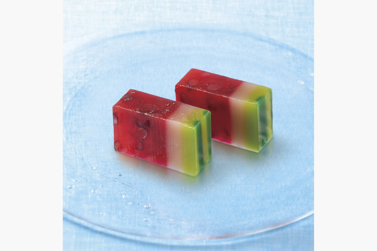 水夏（すいか）＜両口屋是清＞／スイカの断面を表現した夏の棹菓子