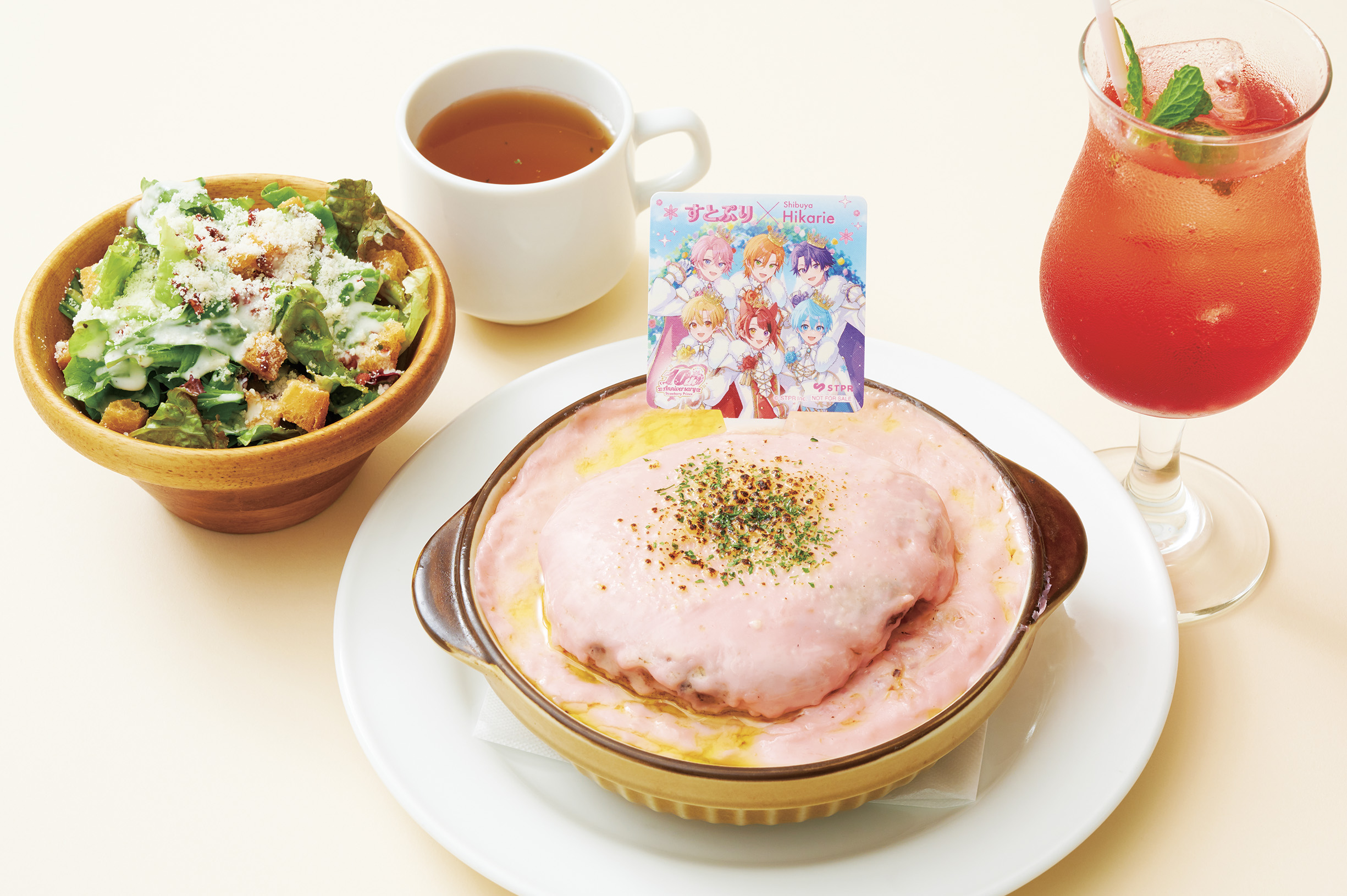 ピンクのクリームソースをかけた子ブタ特製ハンバーグドリア