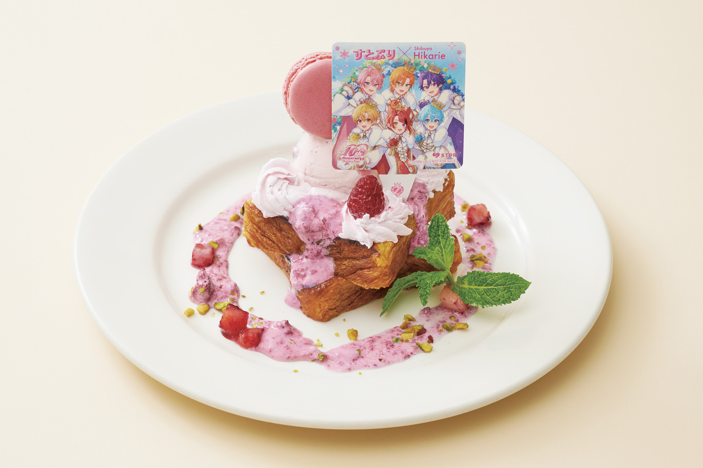 厚切り生地にいちごアイスとマカロンを飾ったベリーベリーフレンチトースト