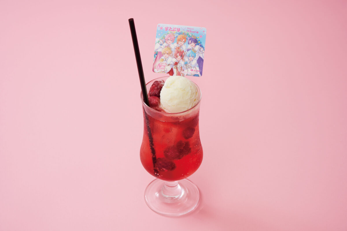 ミルクジェラートをのせたベリーソーダフロート