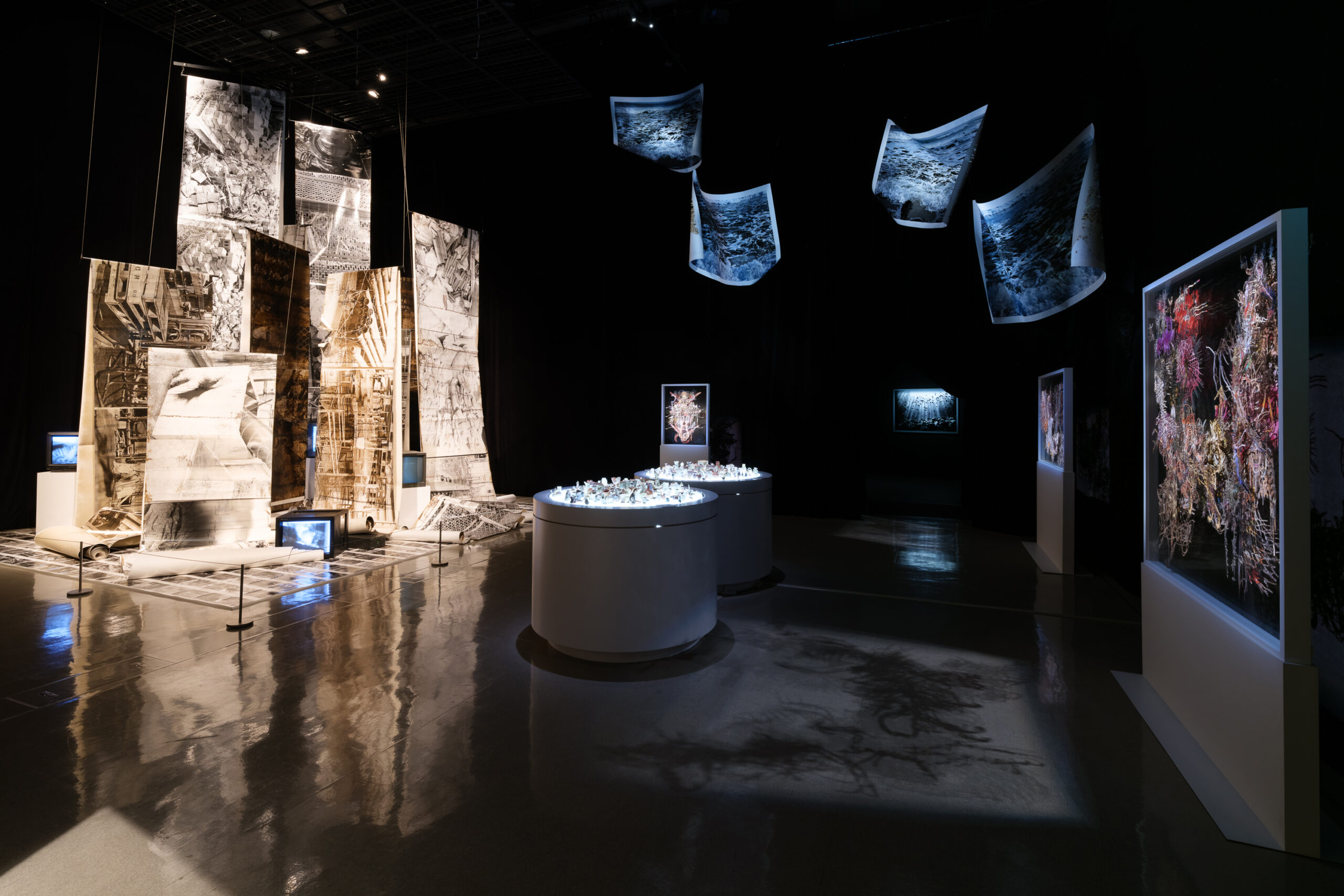 澤田知子による参加型展示《OMIAI♡》の展示風景 まなざしの奇跡展