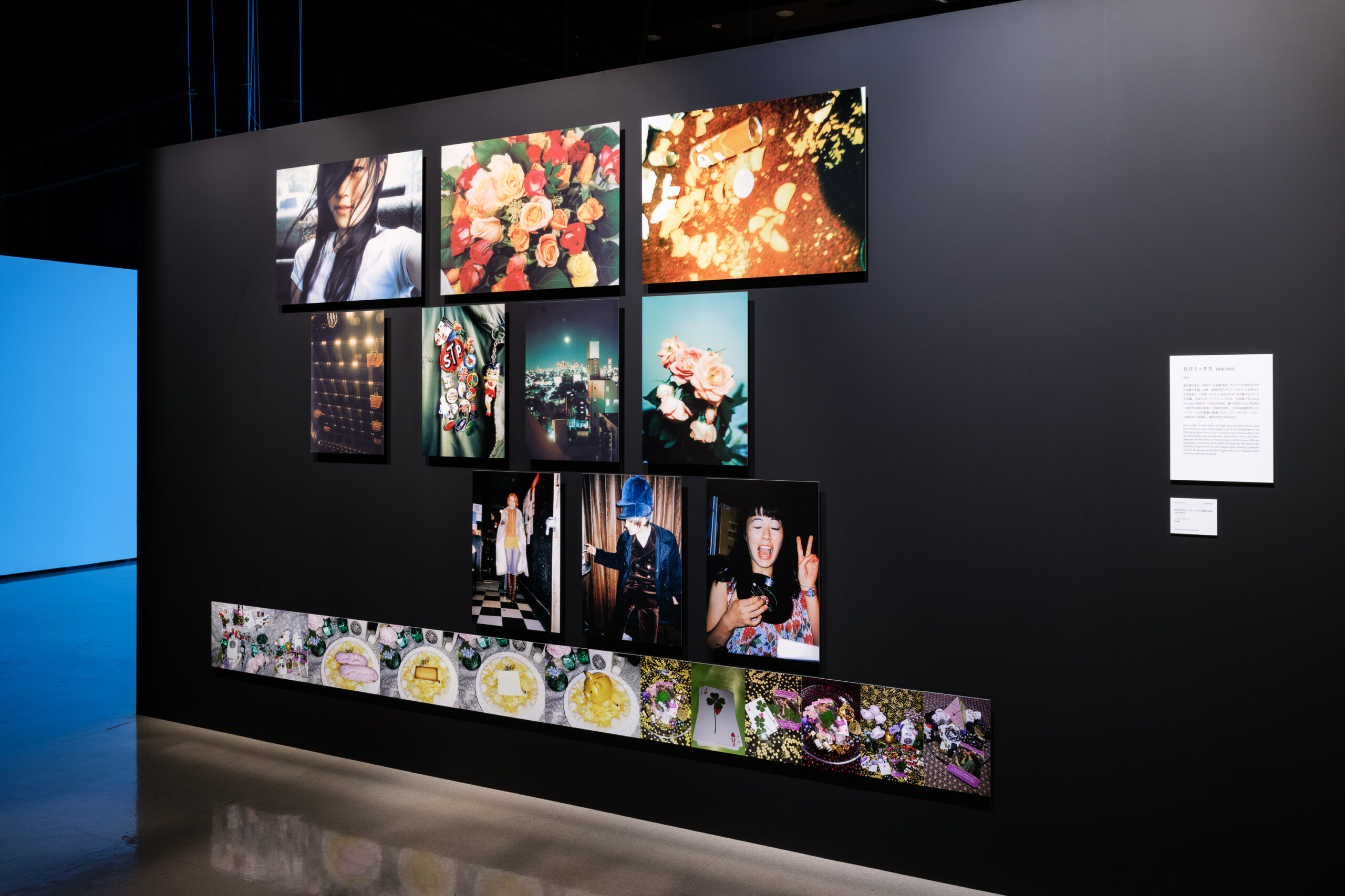 澤田知子による参加型展示《OMIAI♡》の展示風景 まなざしの奇跡展