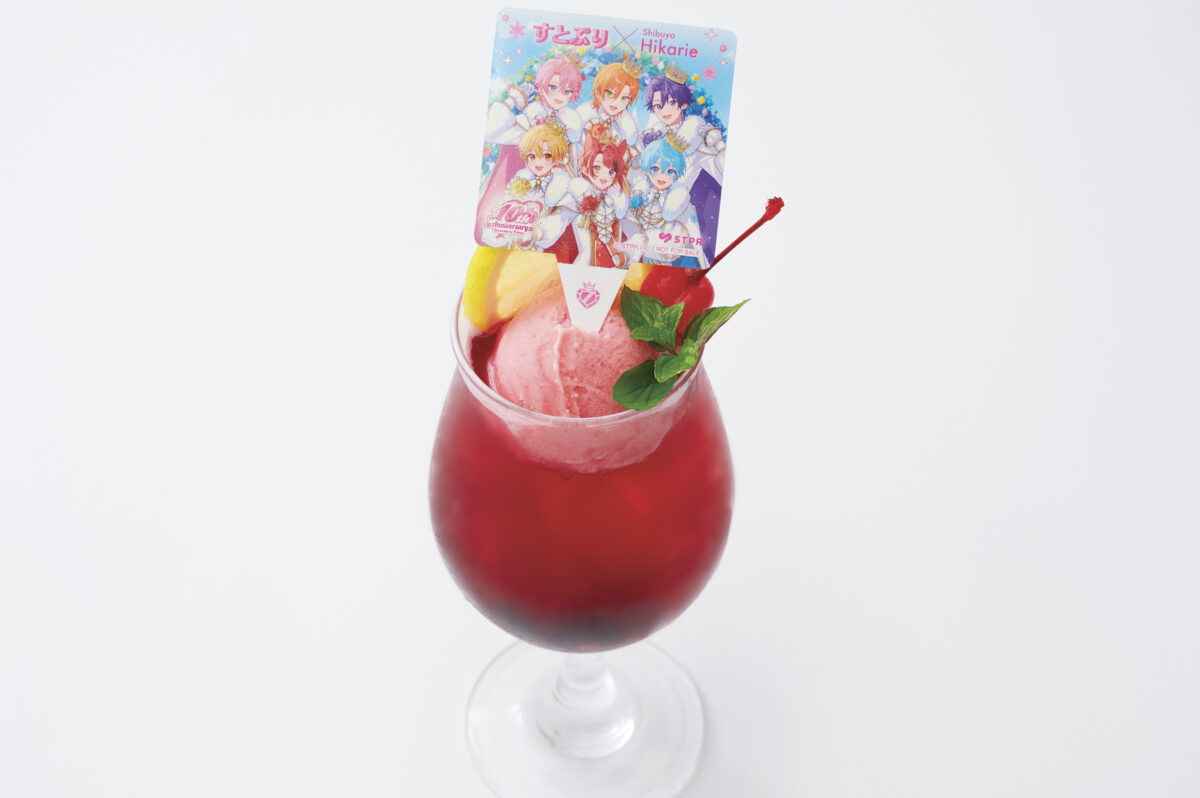 ラズベリーアイスとさくらんぼをのせた赤いベリーソーダフロート