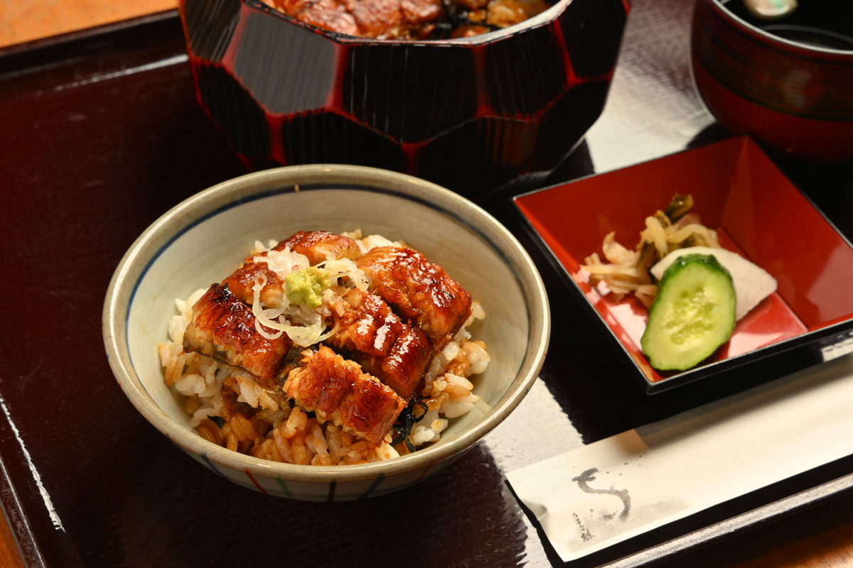 白髪ネギとワサビの薬味をのせたうなぎ