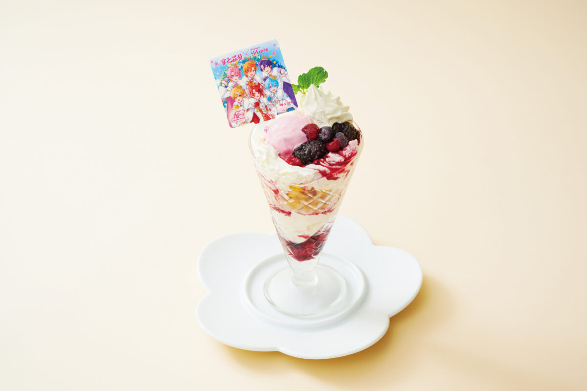 ストロベリーアイスを添えた杏仁ぷりんぱふぇ