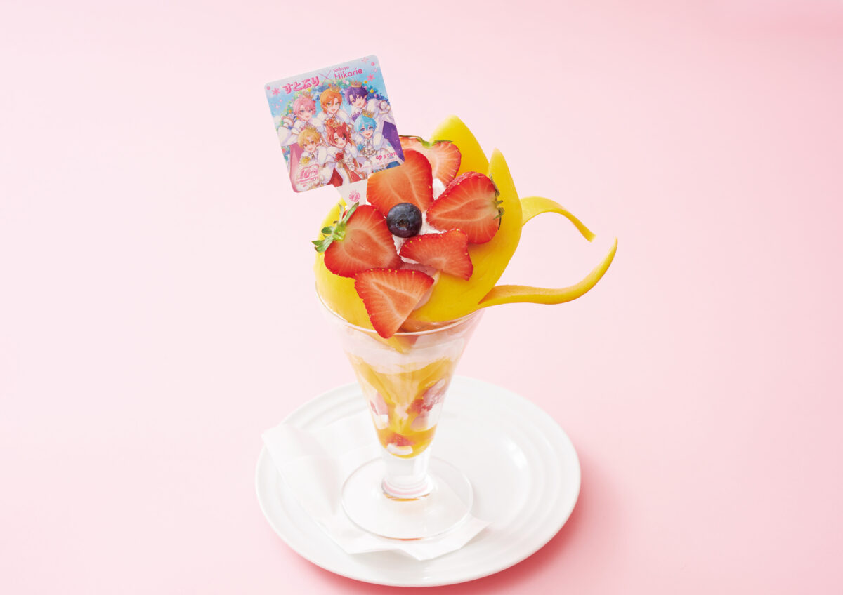 いちごとマンゴーを盛り付けたストロベリーマンゴーパフェ