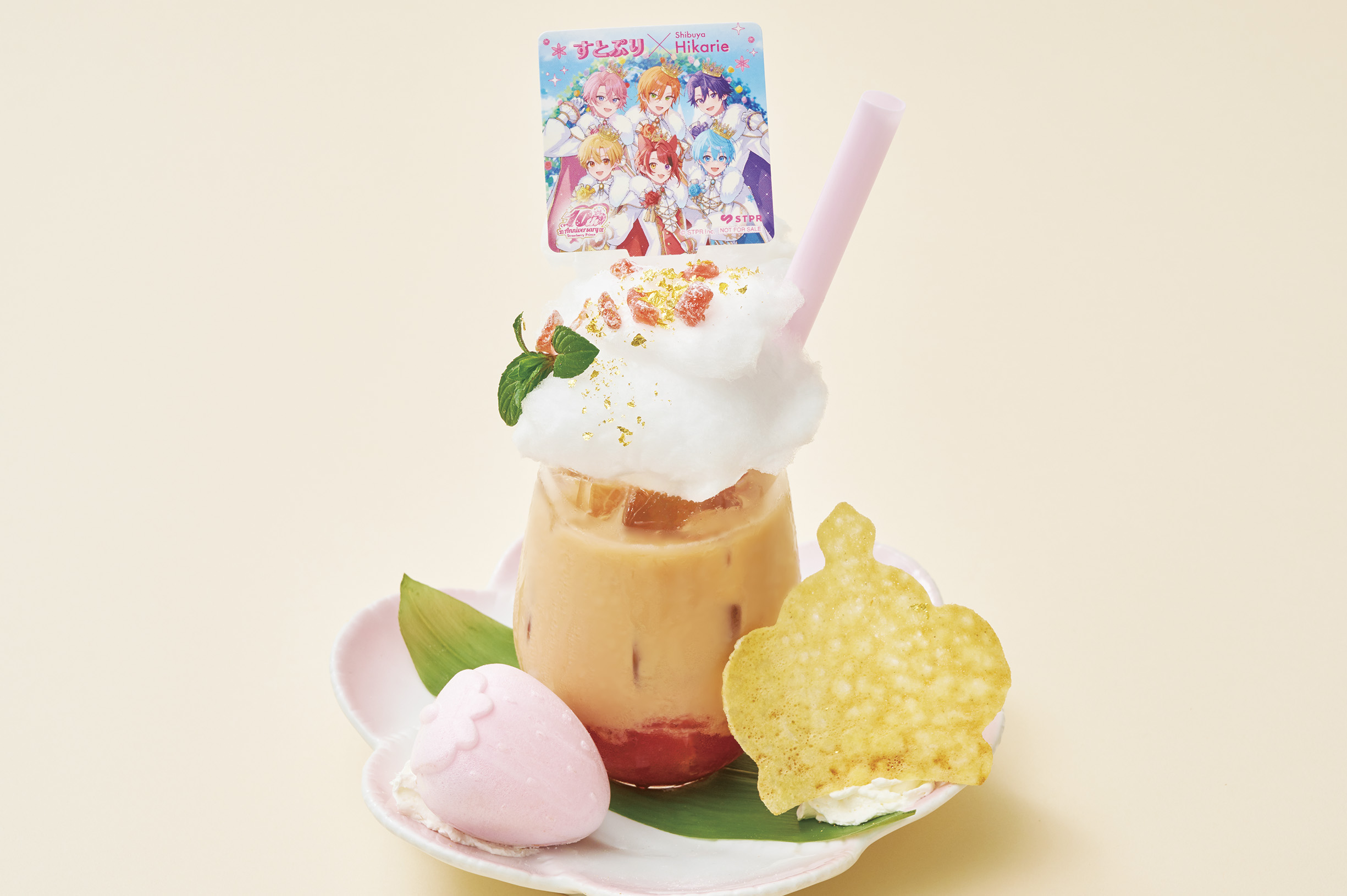 綿あめといちごを飾ったストロベリーロイヤルミルクティー