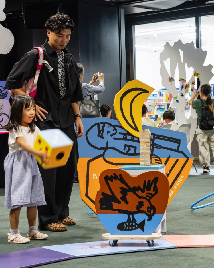 渋谷ヒカリエ8階が、アートな遊び場に！原倫太郎＋原游 体験型アート 「夏の子は、ハチのように。都市の子は、球のように！」8月30日まで開催　入場無料