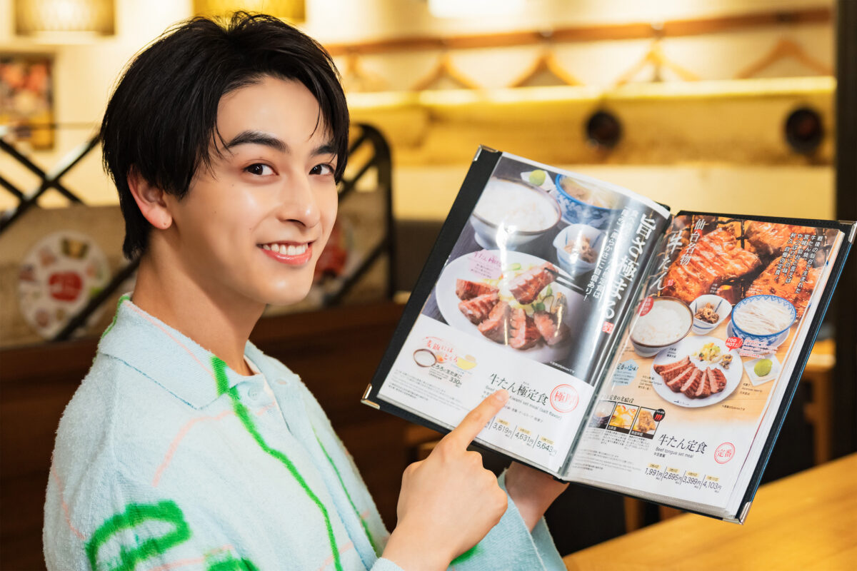 牛たん炭焼 利久の店内でインタビューに答える新原泰佑さん