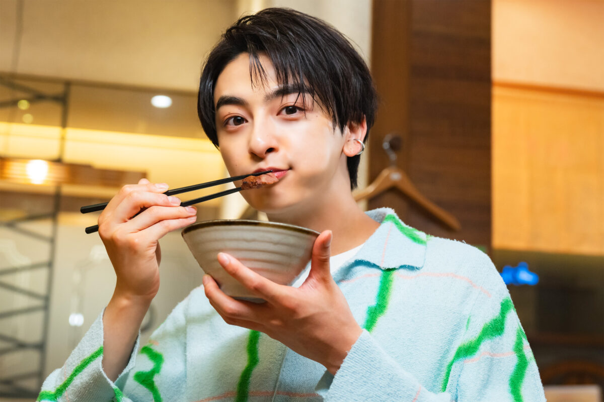 牛たん極定食を味わう新原泰佑さん