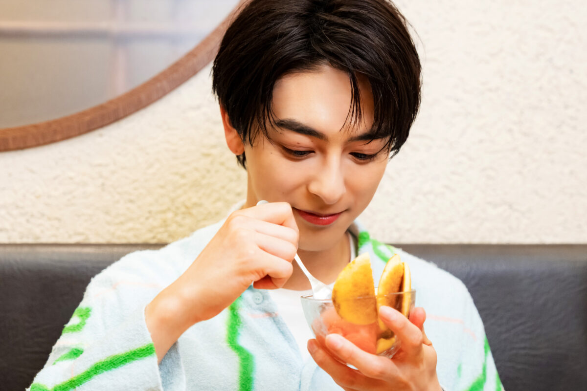 カリーナジェラートを味わう新原泰佑さん