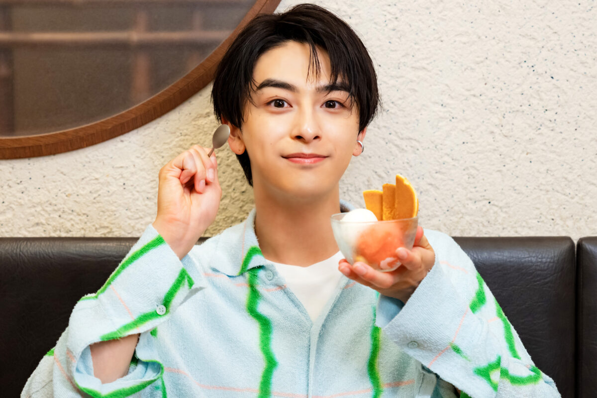 カリーナジェラートを味わう新原泰佑さん