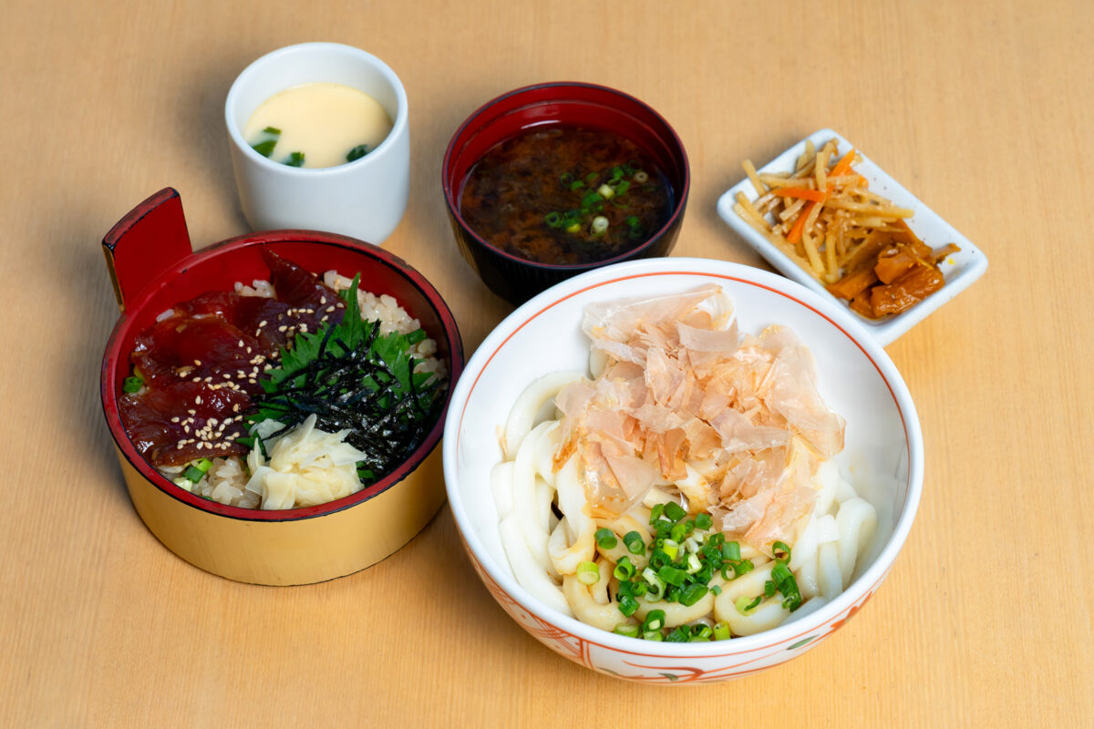 伊勢うどんや海鮮てこね寿司がセットになった藤次郎名物「伊勢御膳」