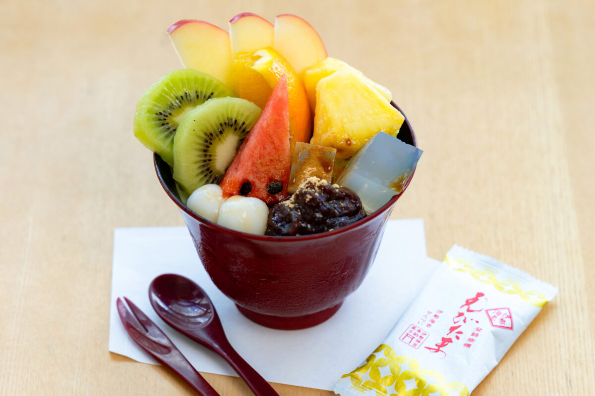 北海道産小豆と伊勢茶ソフトクリーム、旬のフルーツを使った「純生あんみつ」