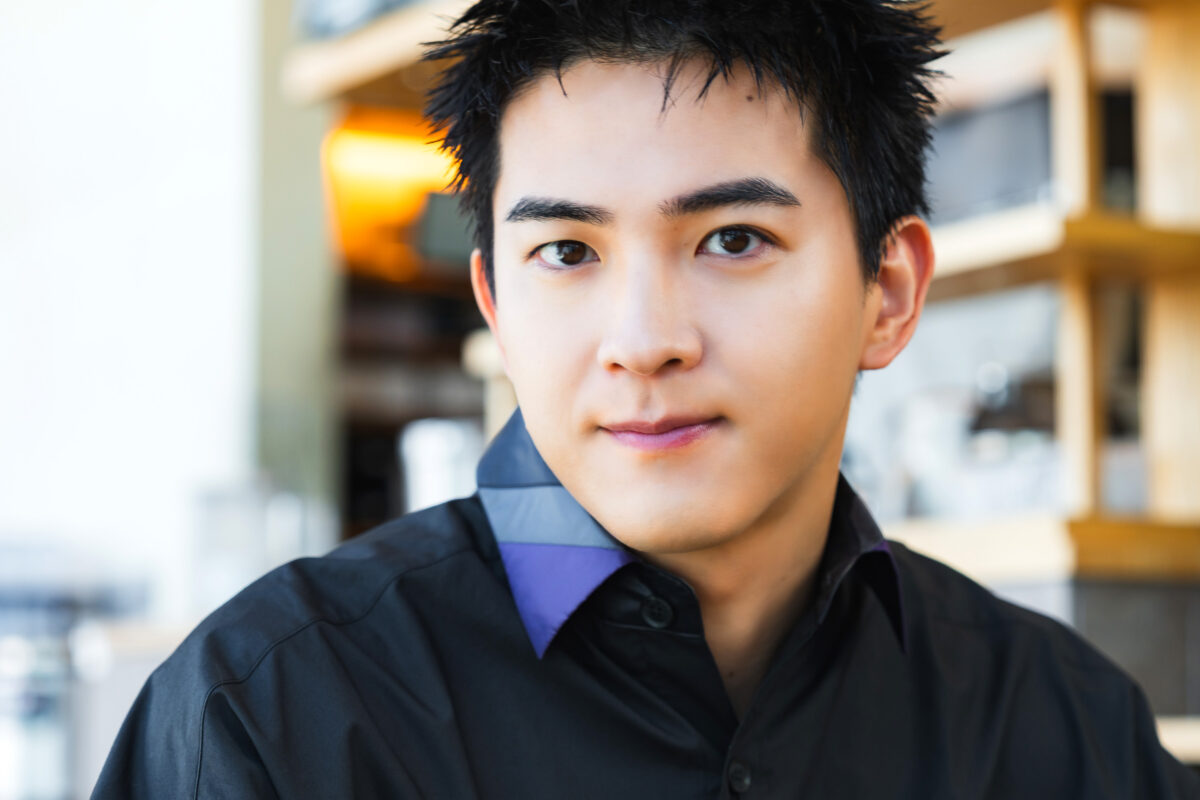 インタビューに答える俳優・甲斐翔真さん