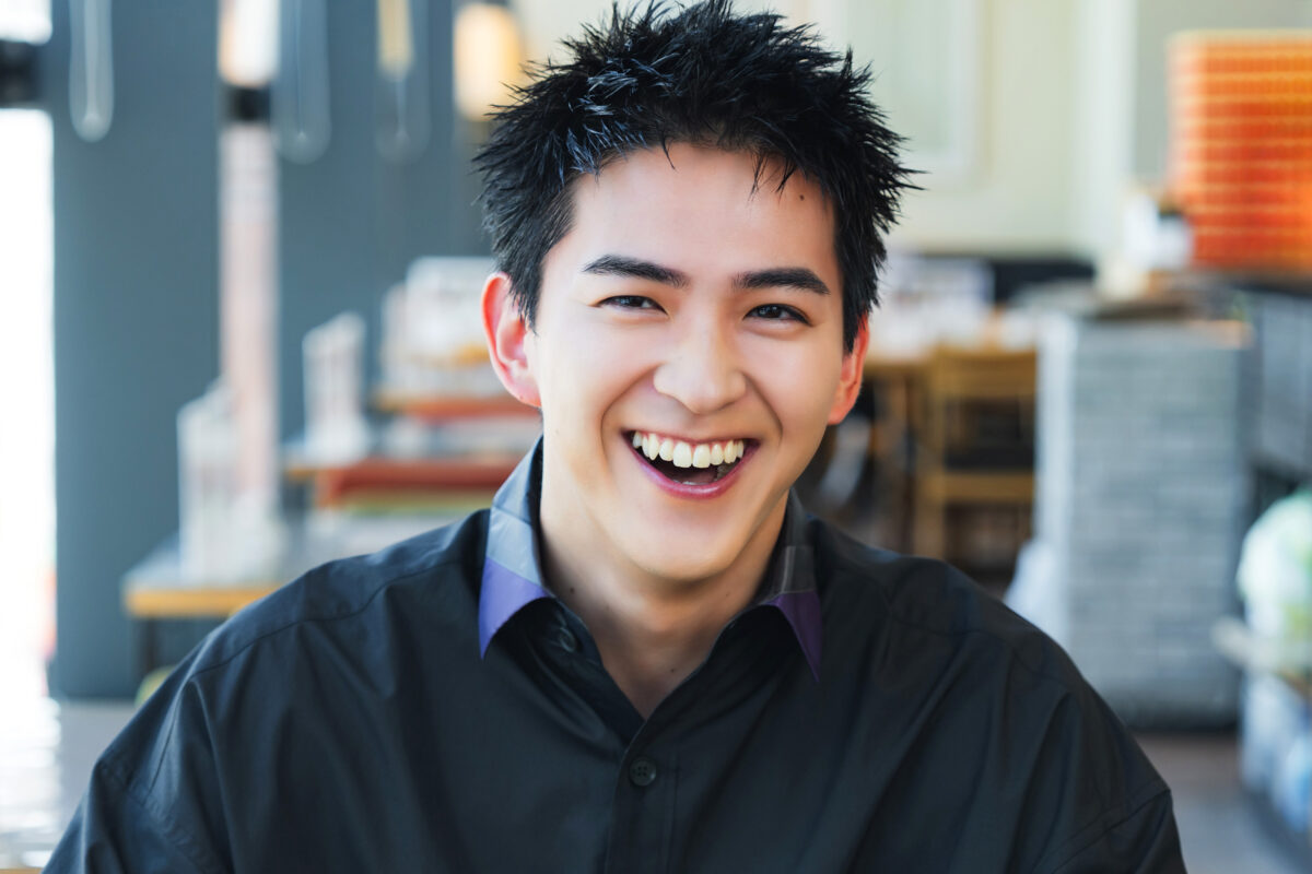 笑顔でインタビューに応じる俳優・甲斐翔真さん