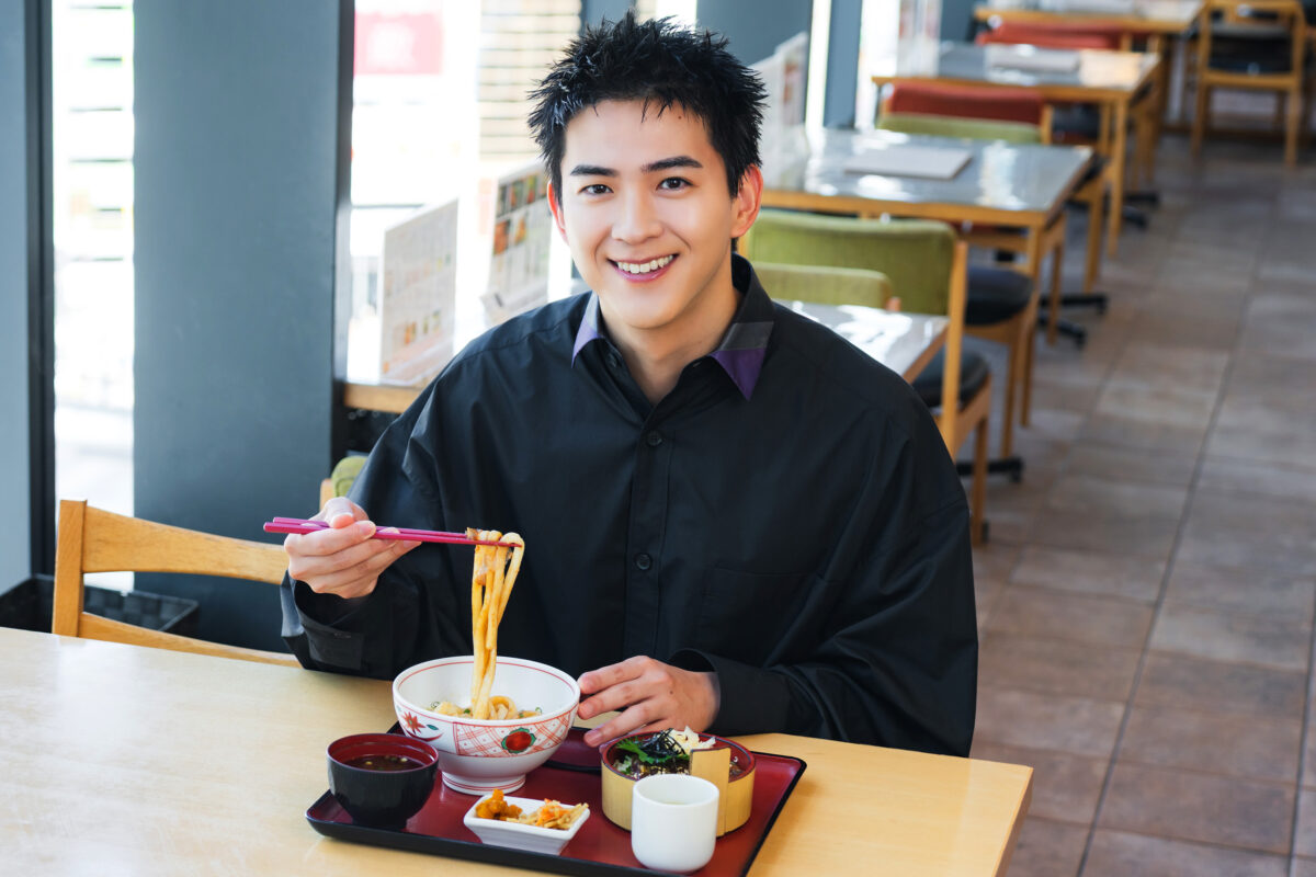 「伊勢御膳」を味わう俳優・甲斐翔真さん