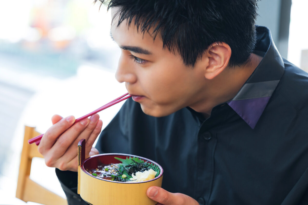料理の感想を語る俳優・甲斐翔真さん