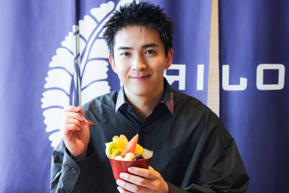 和のスイーツを楽しむ俳優・甲斐翔真さん