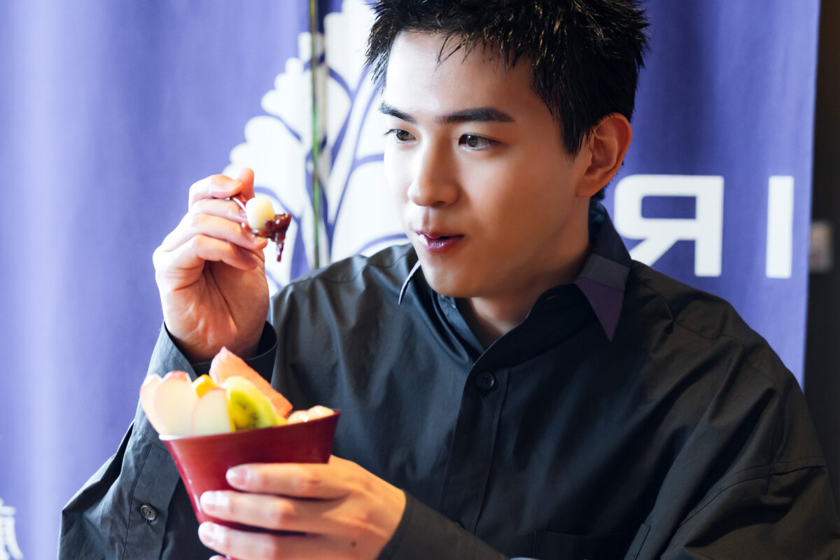 「純生あんみつ」を味わう俳優・甲斐翔真さん