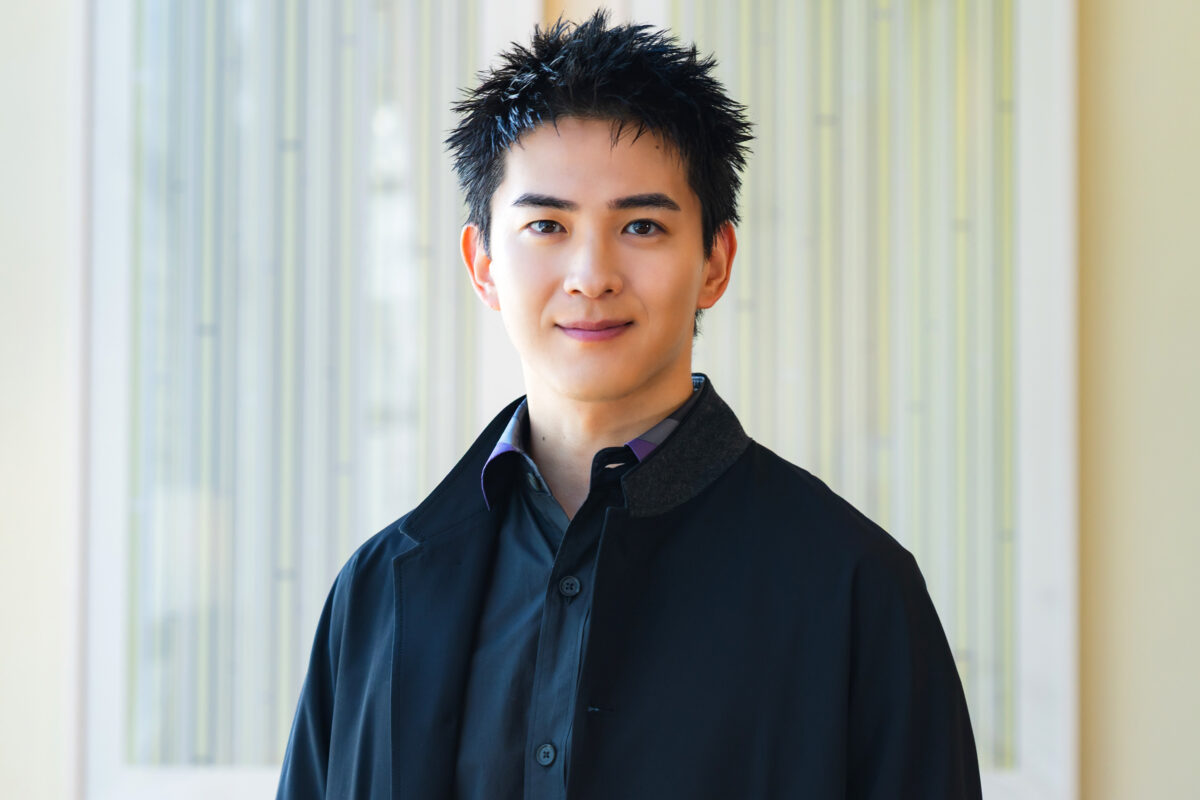インタビューに答える俳優・甲斐翔真さん