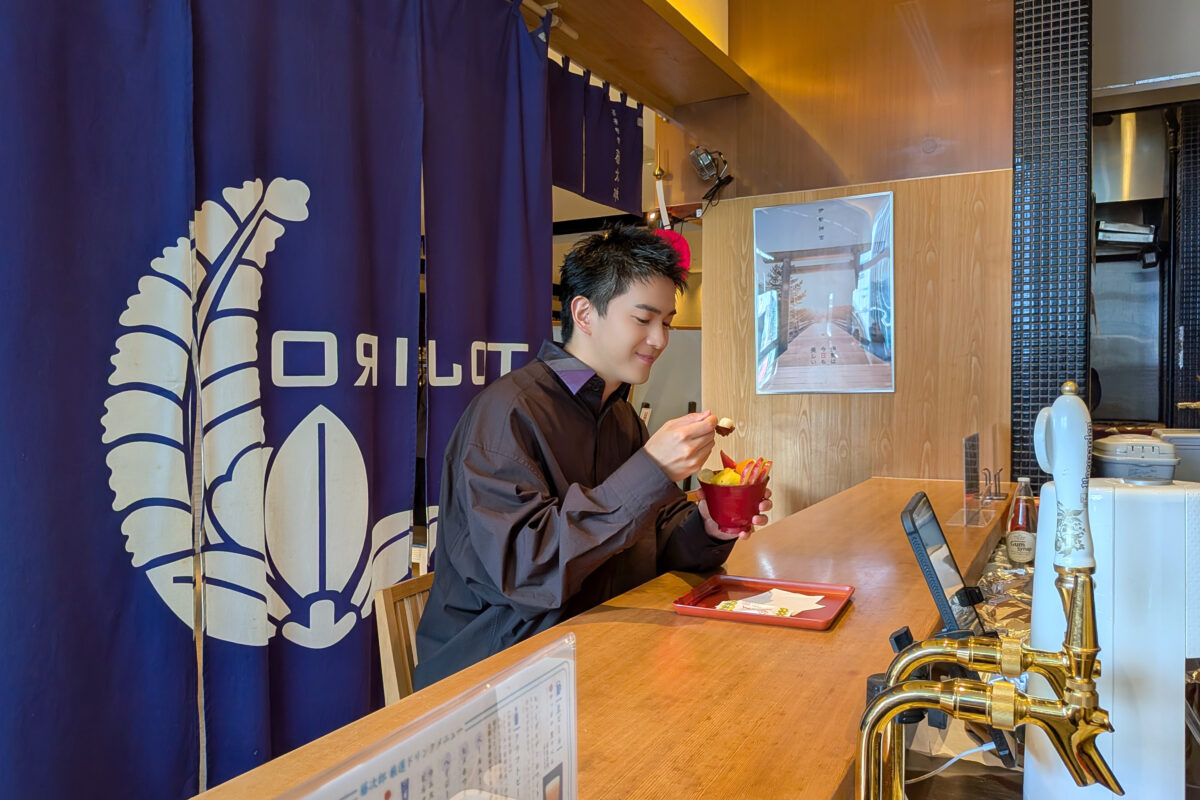 カウンター席で「純生あんみつ」を味わう俳優・甲斐翔真さん
