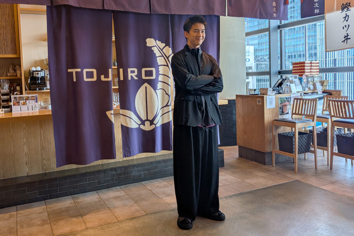 〈茶寮伊勢 藤次郎〉の店頭に立つ俳優・甲斐翔真さん