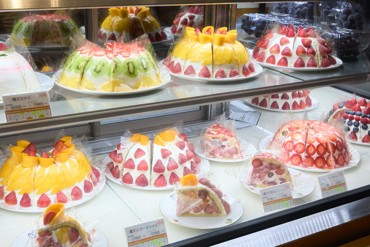 果実園リーベルのドーム型ケーキ「ズコット」が並ぶショーケース