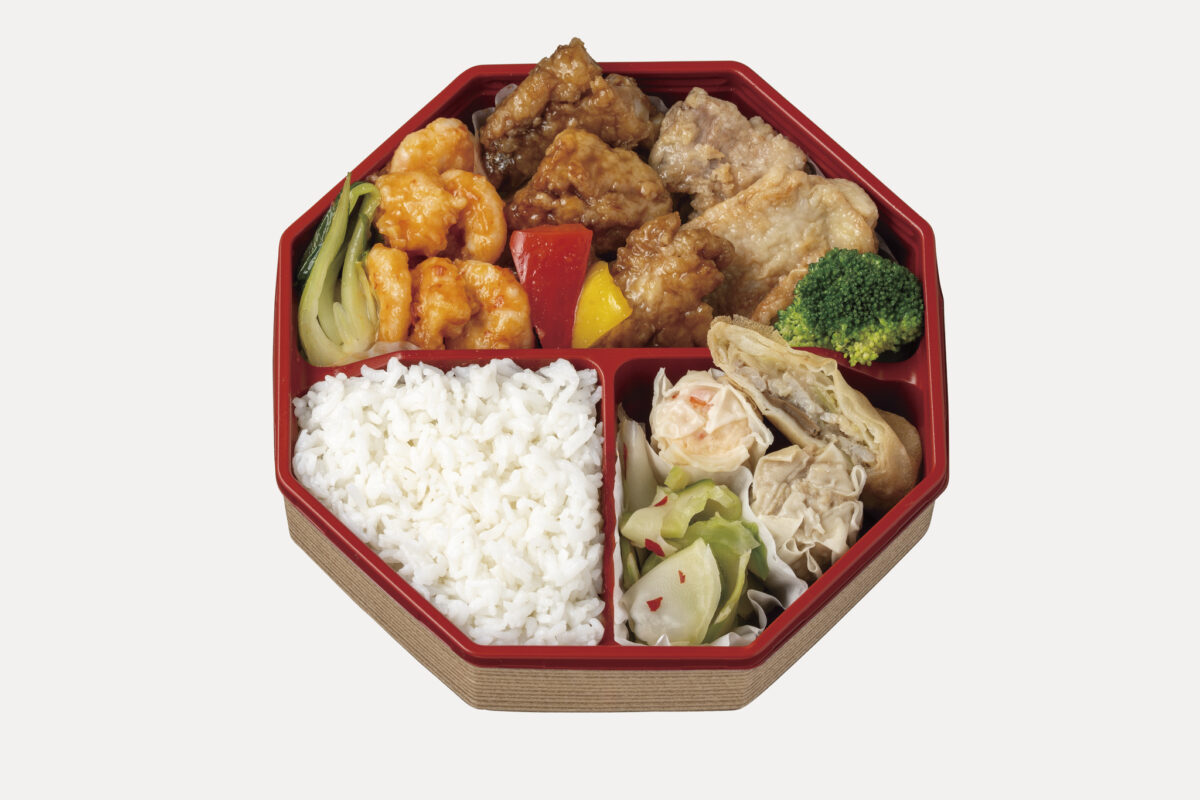 海老や鶏肉、春巻・シューマイが入った維新號弁当