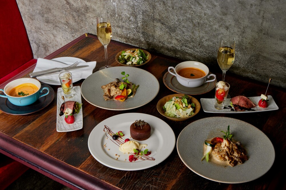  【７F　Cafe&Grill SIZZLE GAZZLE】★12月１～25日限定／クリスマスランチ★　メイン料理は「グリルチキンのポルチーニクリームソース」！全７品の期間限定コース+乾杯ドリンク付き